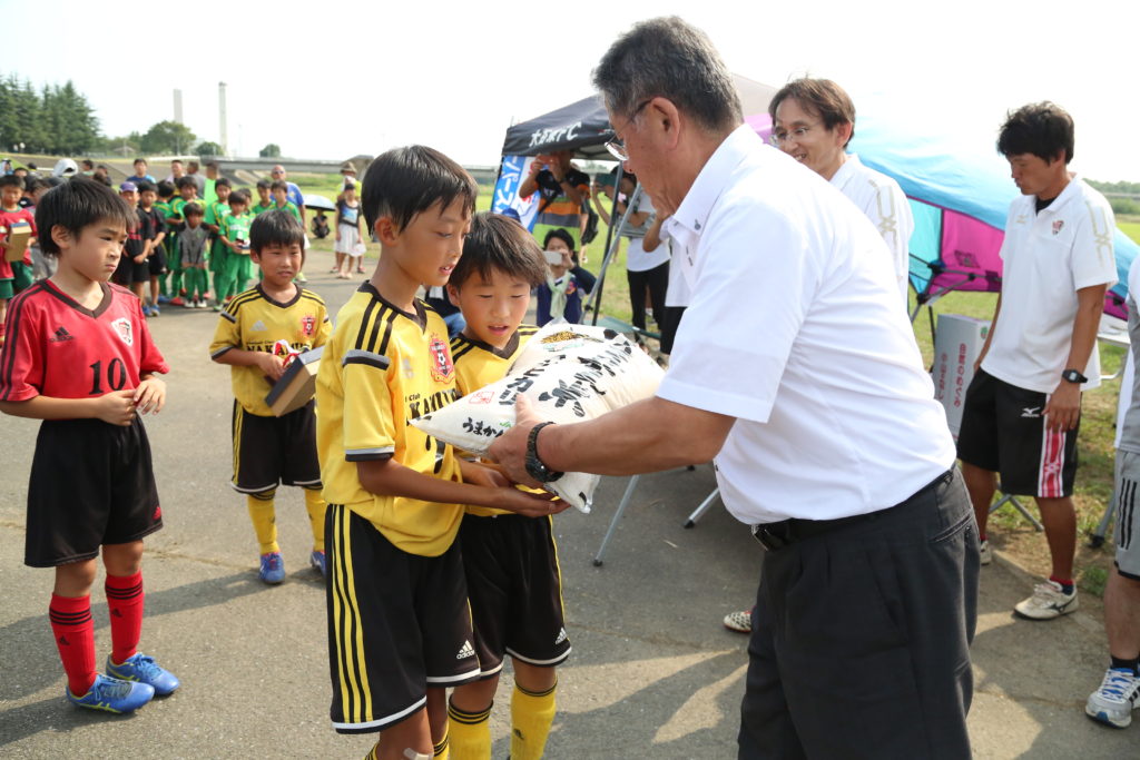 サッカー少年に農産物