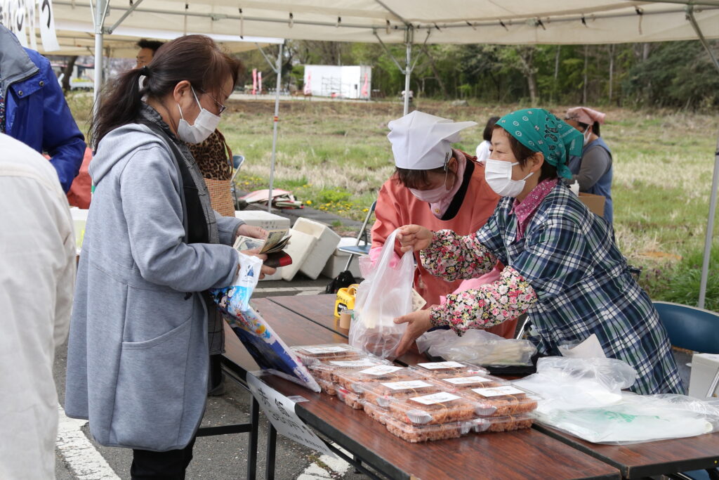 <さくらまつりで　住民と交流深める