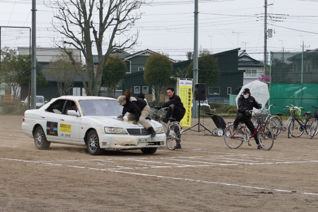 自転車運転安全に　スタントマンが事故再現